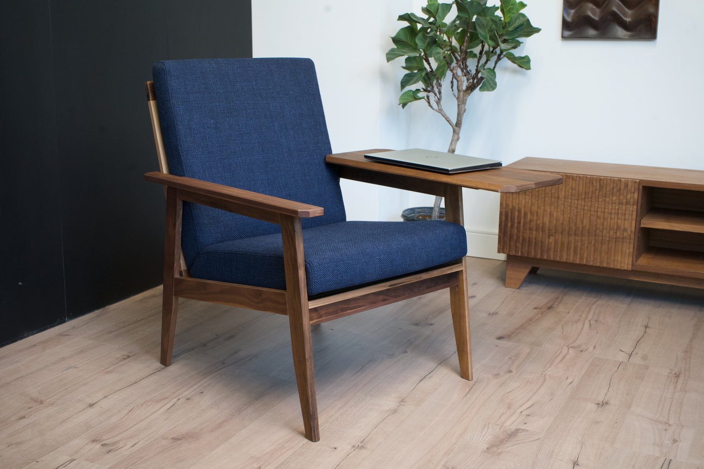Encore Magnetic Armchair