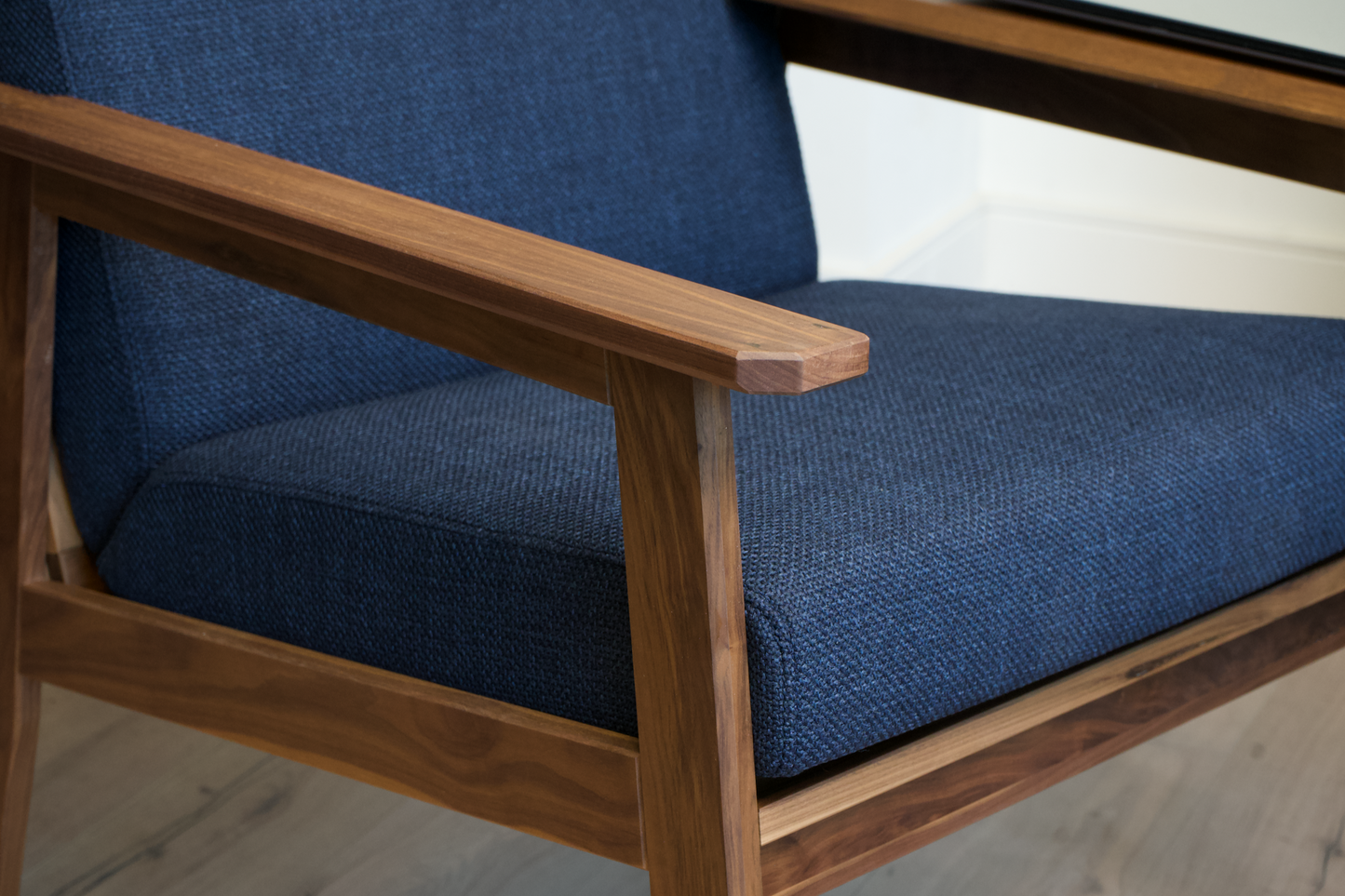 Encore Magnetic Armchair