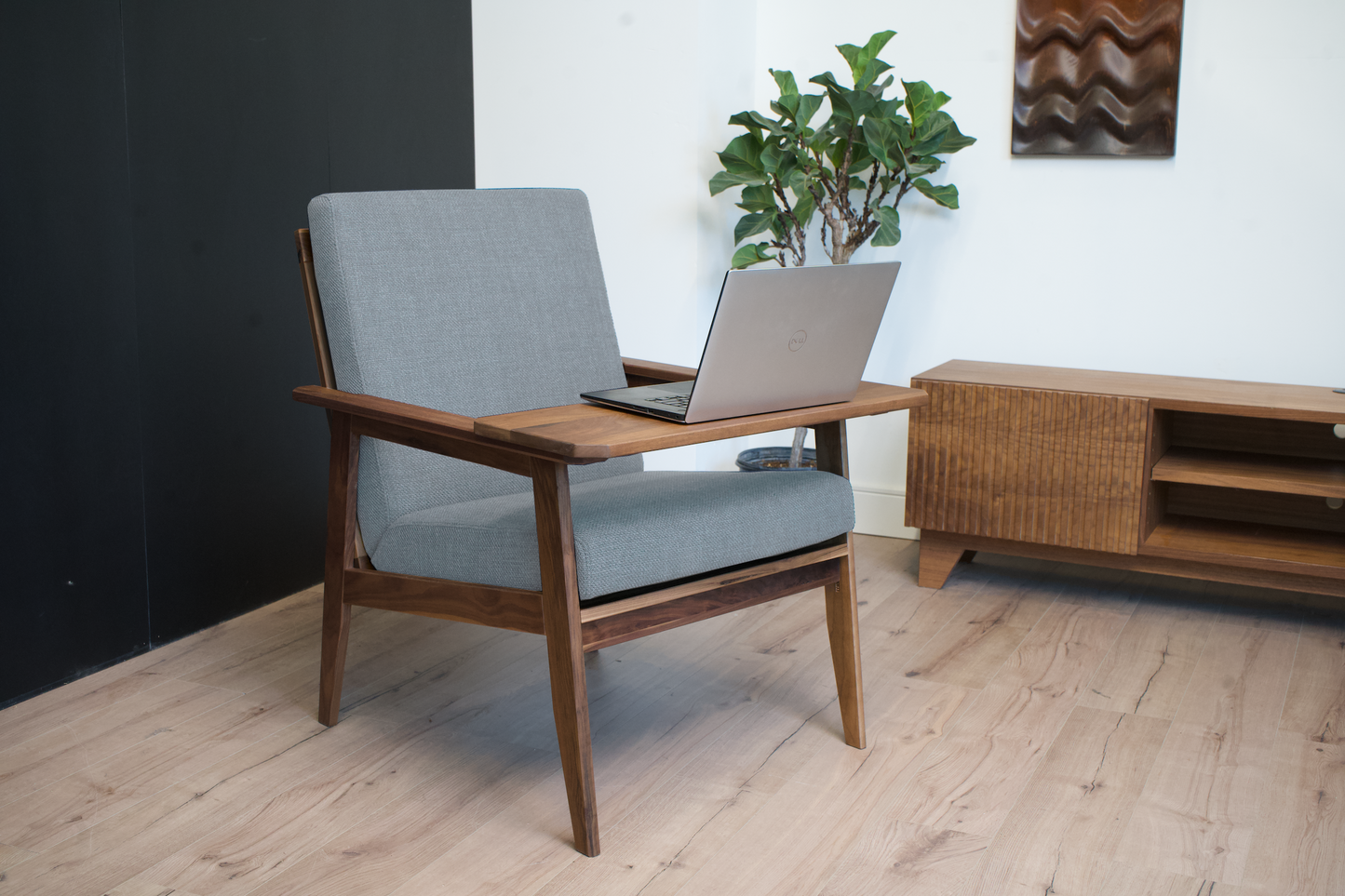 Encore Magnetic Armchair