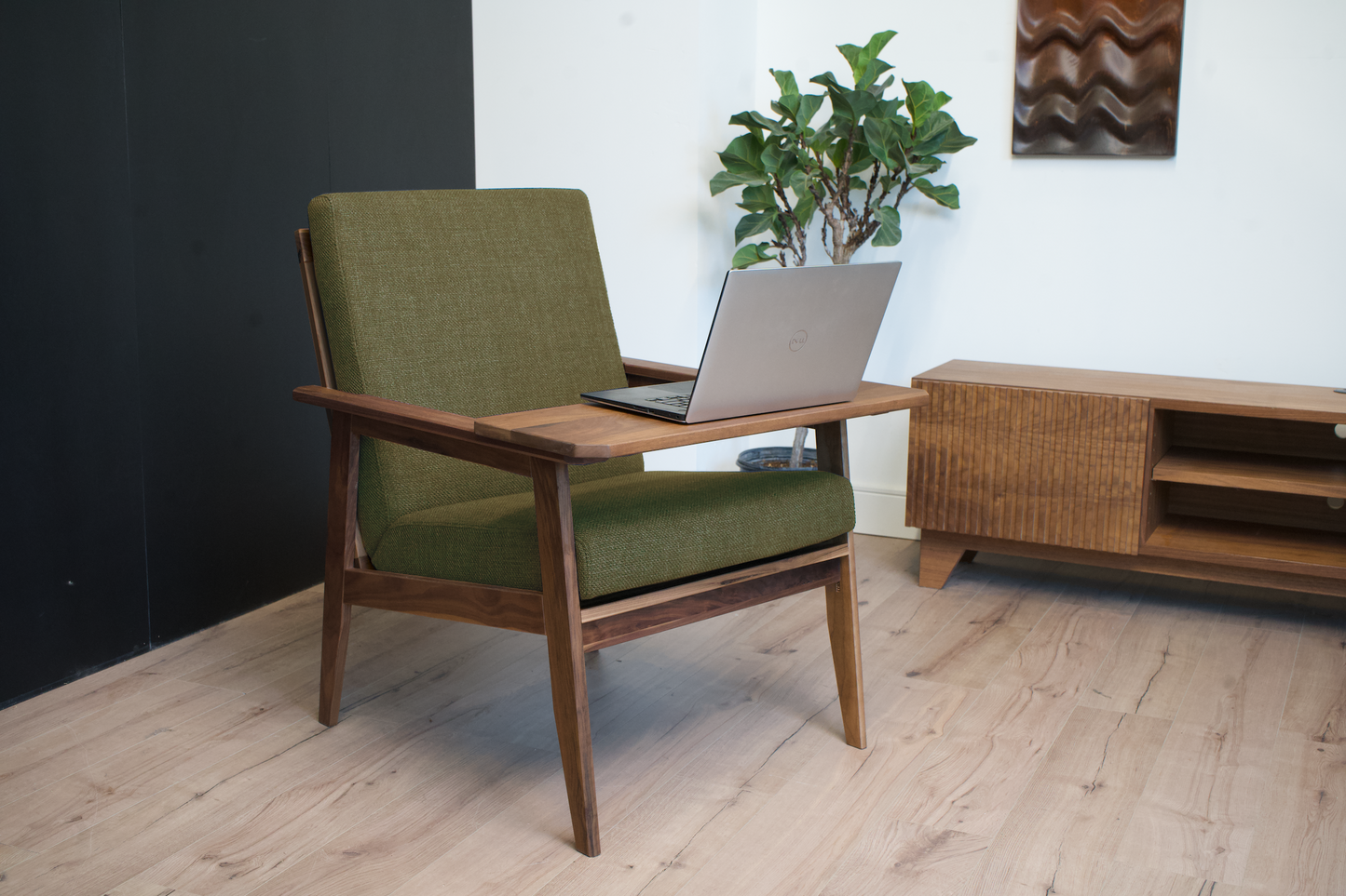 Encore Magnetic Armchair